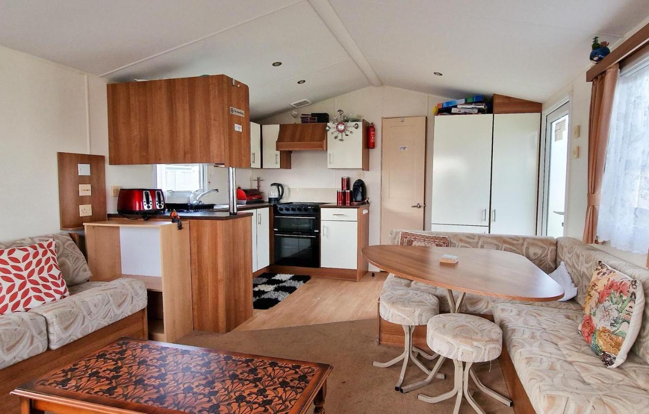 Great 8 Berth Caravan For Hire At St Osyth Beach In Essex Ref 28123Gc Clacton-on-Sea Exteriör bild
